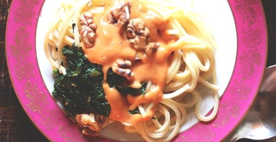 Паста со шпинатом и соусом из фасоли