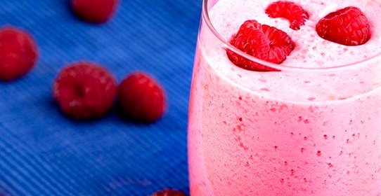 Коктейль из малины с кефиром