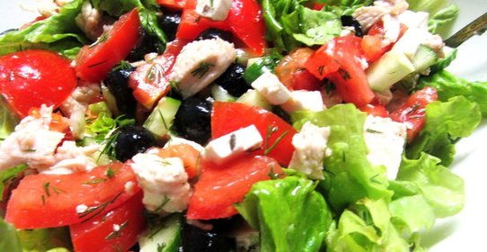 Нарезанный греческий салат с курицей