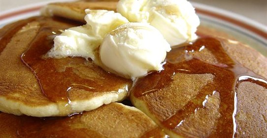 Сметанные блины с кленовым сиропом