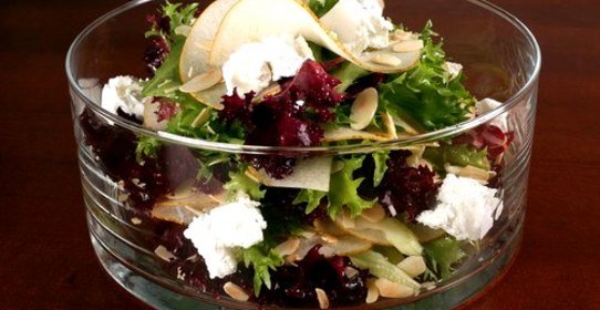 Зеленый салат с грушей, горгонзолой, сушеной клюквой и горчичной заправкой