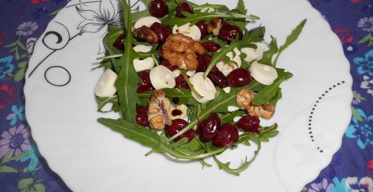 Салат с вишней и моцареллой