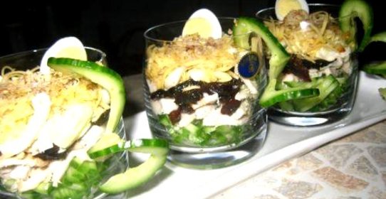 Салат-коктейль с курицей и черносливом