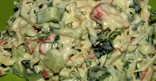 Салат из крабовых палочек с огурцом, сыром и домашним майонезом