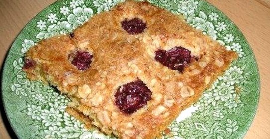 Пирог с вишней и овсяными хлопьями