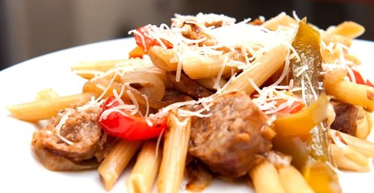 Паста с сосисками и овощами