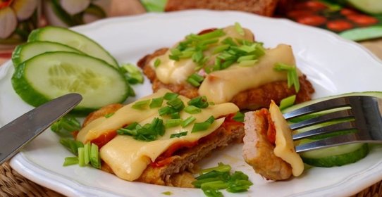 Отбивные из свинины с сыром и вялеными помидорами