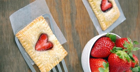 Слойки с Нутеллой и клубникой