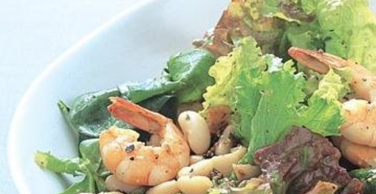Салат с креветками и фасолью