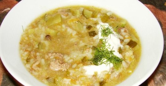 Суп рассольник с рисом солеными огурцами и курицей