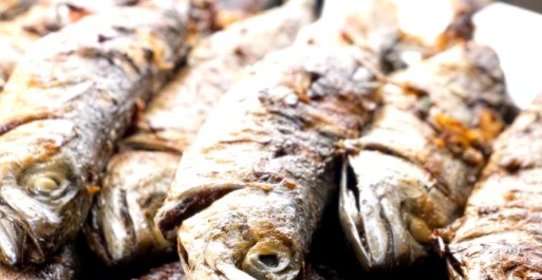 Макрель с чесночным соусом и лимонным соком