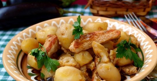 Филе индейки тушёное с баклажанами, цветной капустой и картофелем