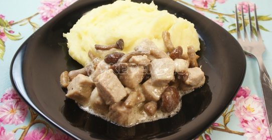 Мясо с грибами в сметане