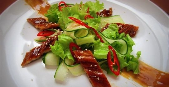 Салат с жареным угрём и чили