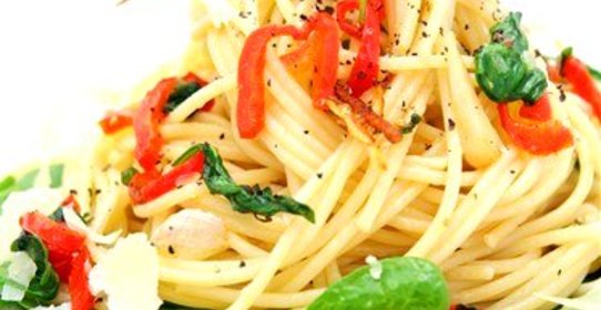 Спагетти с оливковым маслом, чесноком и перцем чили