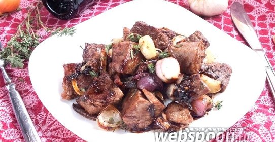 Телятина с бальзамическим луком, чесноком и тимьяном