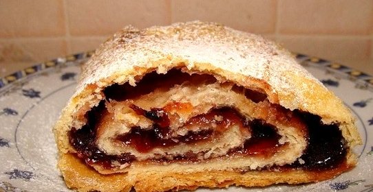 Быстрый рулет с вареньем