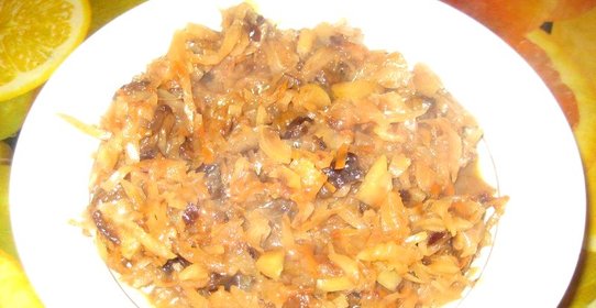 Капуста тушеная с яблоками и черносливом