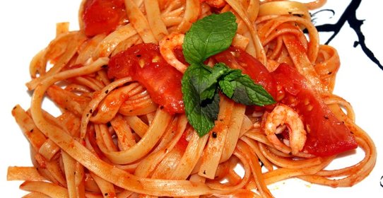 Паста с креветками под томатно-чесночным соусом