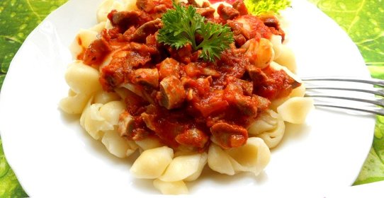Паста с соусом из куриных желудочков