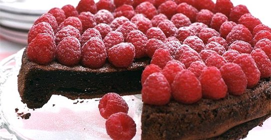 Пирог с малиной из бисквитного теста