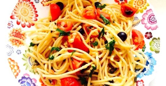 Макароны с черри, оливками и пармезаном