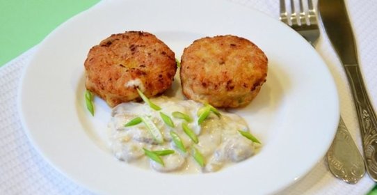 Детские куриные котлеты под соусом