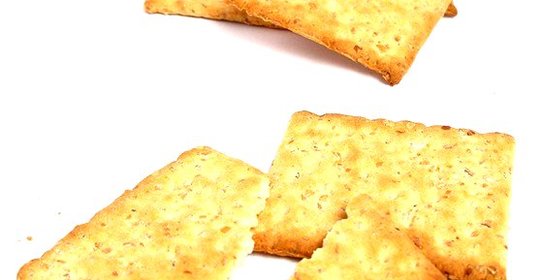 Сливочные крекеры с пармезаном и кунжутом