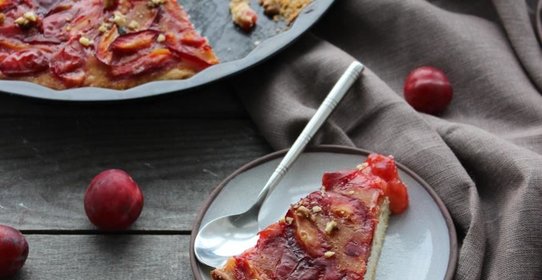 Пряный сливовый пирог