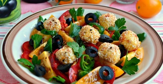 Салат из желтых томатов черри с сырными шариками