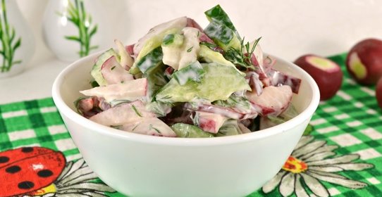 Весенний овощной салат со сметаной