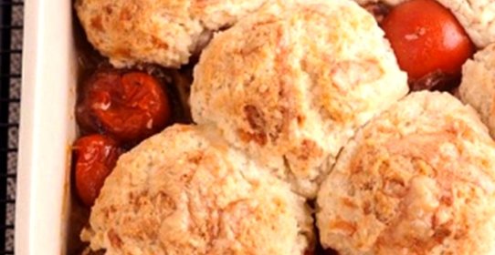 Томатный коблер с сырным печеньем