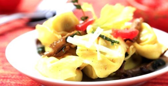 Салат с ветчиной, тортеллини и грибами