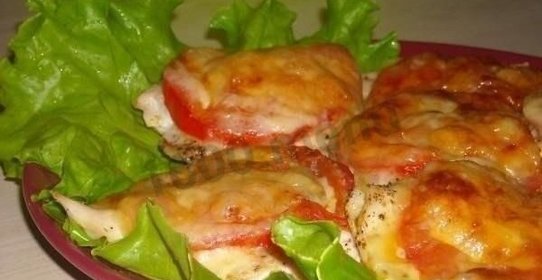 Куриное филе под сыром с помидорами