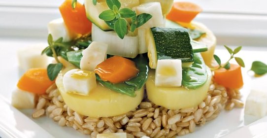 Паровые овощи на ложе из риса с кисло-сладким соусом