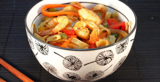 Лапша с креветками и овощами