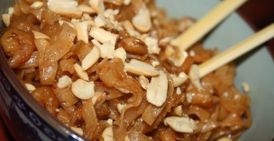 Лапша с креветками и арахисом в тайском стиле