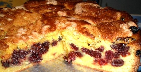 Бисквитный пирог с вишней