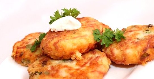 Картофельные биточки с сардельками