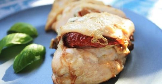Куриная грудка с вялеными томатами и козьим сыром