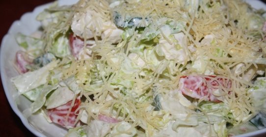 Овощной салат с айсбергом и куриной грудкой