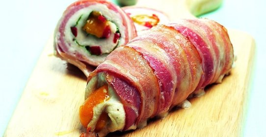 Рулеты из куриной грудки с сыром гауда и базиликом