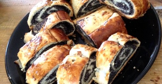 Слоеный рулет с маковой начинкой