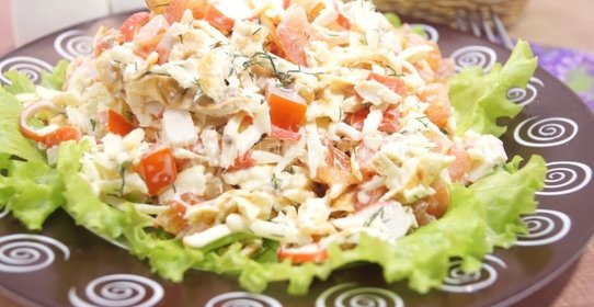 Салат с крабовыми палочками и яичными блинчиками