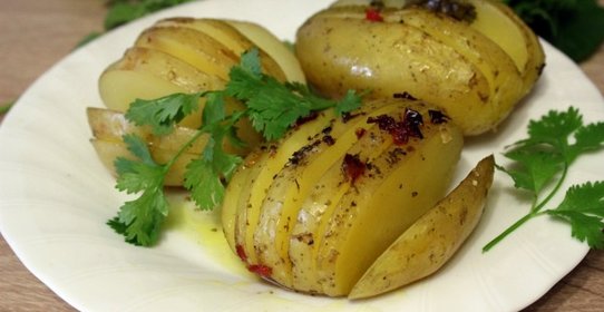 Запеченный картофель с маслом и пряностями
