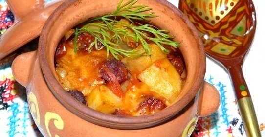 Колбаски в горшочках