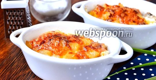 Запечённое куриное мясо в горшочках с помидорами и ананасами