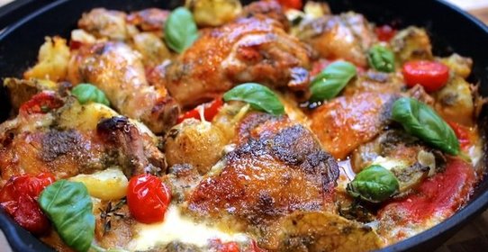 Курица по-итальянски с ветчиной, базиликом и фасолью