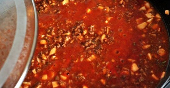 Говяжий фарш с томатами и корицей