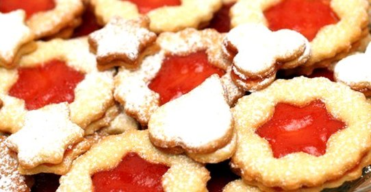 Миндальное печенье с корицей, кардамоном и малиновым джемом